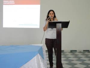 Fernanda fala em reunião  de professoras/es da Escola Técnica JK